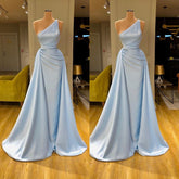 Unique – Langes Ballkleid in Hellblau mit weicher Plissee-Optik und Herzausschnitt